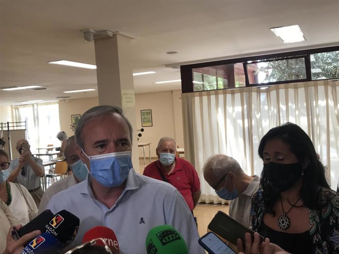 El alcalde de Zaragoza, Jorge Azcón, acompañado por la concejala delegada del Mayor, Paloma Espinosa