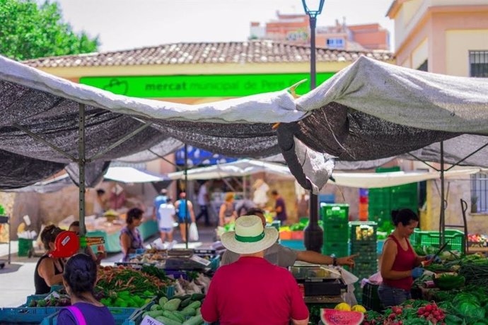 Un comerciante de fruta y verdura en los exteriores del Mercado Municipal de Pere Garau.