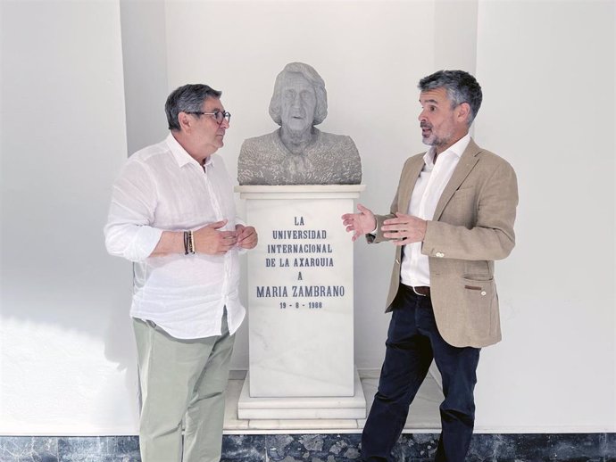 El alcalde de Vélez-Málaga, Antonio Moreno Ferrer, también presidente de la Fundación María Zambrano (izquierda) y el portavoz del PSOE en la Diputación de Málaga, José Bernal.