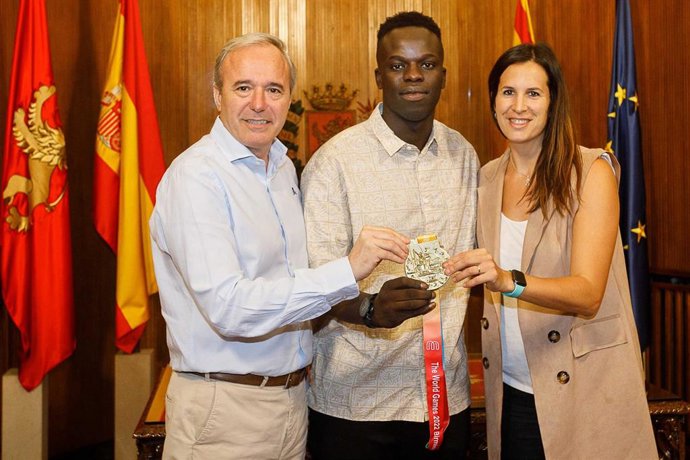 El alcalde de Zaragoza, Jorge Azcón, y la concejala delegada de Deportes, Cristina García, han recibido, en el  Ayuntamiento, al karateca zaragozano Babacar Seck
