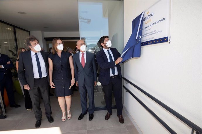 El jefe del Ejecutivo autonómico, Fernando López Miras, inaugura la nueva residencia de mayores Emera Murcia