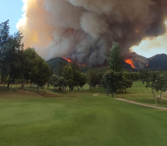 Los campos de golf se han convertido en aliados en la lucha contra los incendios forestales este verano en España.