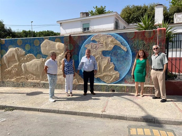 La diputada provincial Isabel Gallardo junto a los responsables del proyecto 'Plataforma Asta Regia'