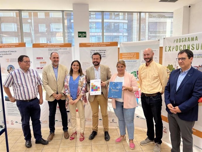 El consejero de Desarrollo Sostenible de Castilla-La Mancha, José Luis Escudero  y la alcaldesa de Talavera, Tita García Élez.