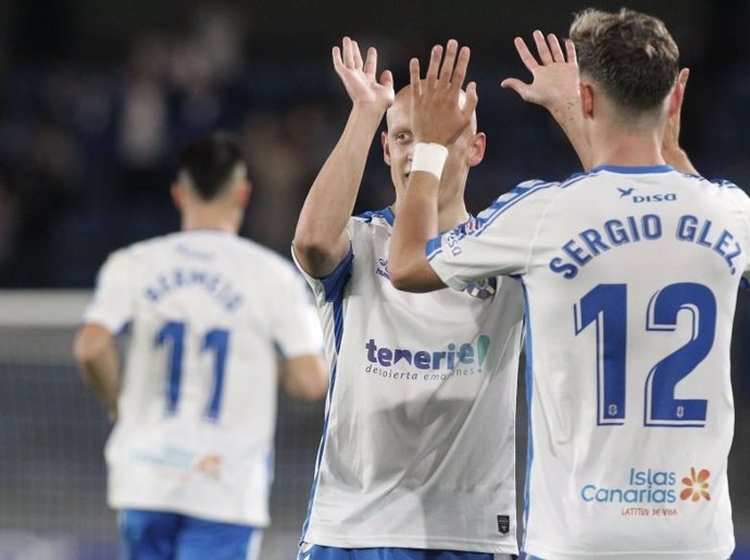 Archivo - Víctor Mollejo y Sergio González celebran un tanto del Tenerife en el Heliodoro Rodríguez López
