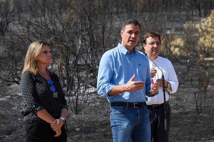El presidente del Gobierno, Pedro Sánchez, responde a los medios durante una visita a las zonas afectadas por los incendios, en el cruce de acceso a Casas de Miravete en la antigua N-V, a 18 de julio de 2022, en Casas de Miravete, Cáceres, Extremadura.