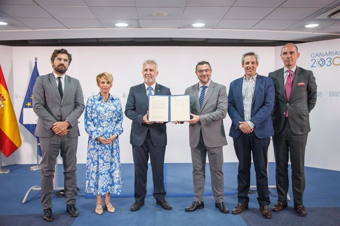 Firma del acuerdo entre el Gobierno de Canarias y Alastria