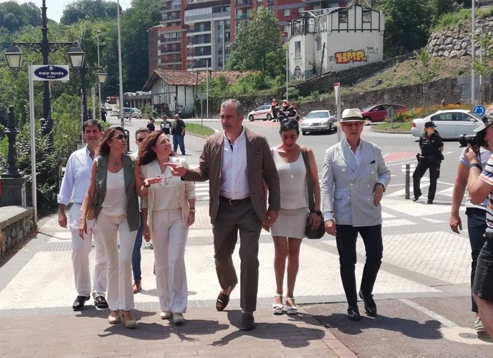 El secretario general de Vox, Javier Ortega Smith, y dirigentes del partido, junto a los cuarteles de Loiola en San Sebastián