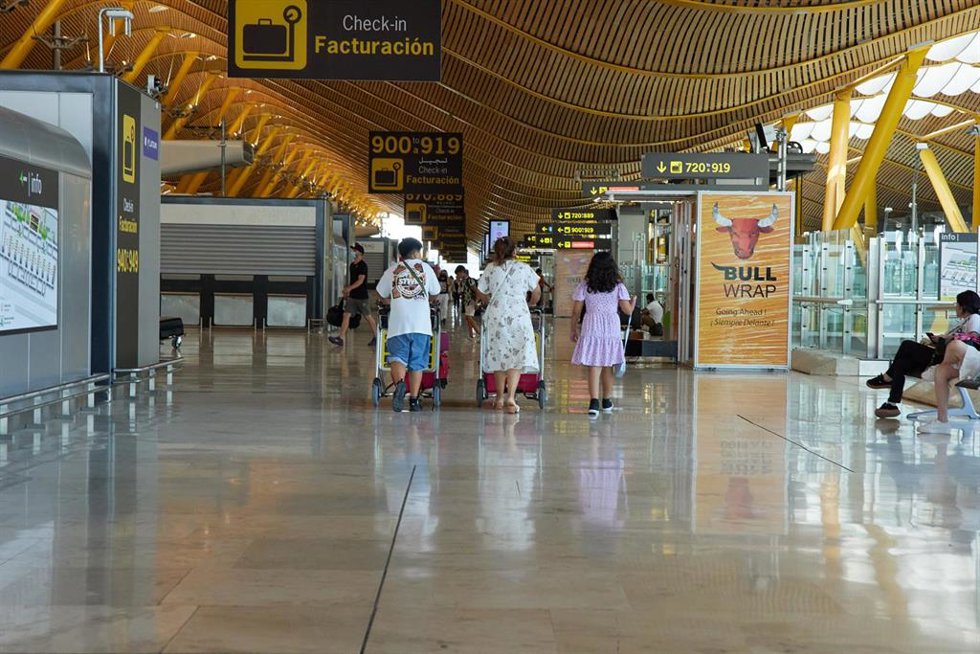 Tres personas con sus maletas en un aeropuerto, en una imagen de archivo.