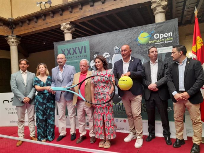 Santonja (3I); Ruano y De Vicente (3D) en la presentación del Open de Tenis de  Castilla y León.