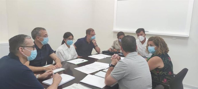 Reunión entre el Ayuntamiento de Marbella y técnicos de la Junta de Andalucía sobre el consultorio de Nueva Andalucía, que se convertirá en centro de salud