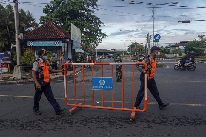 Archivo - Miembros del Departamento de Transportes de Indonesia