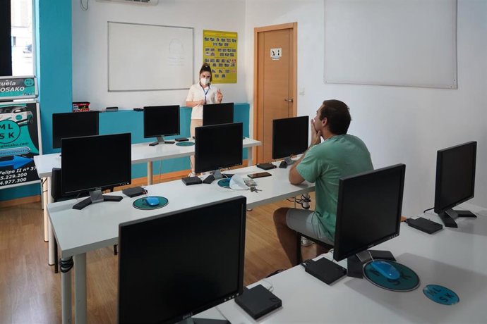 Archivo - Un alumno en una autoescuela (archivo).