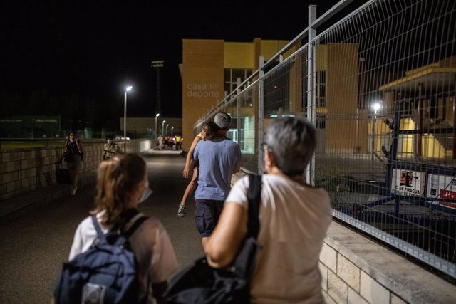 Imagen de vecinos de otros municipios desalojados por el incendio de Losacio, Zamora, Castilla y León.