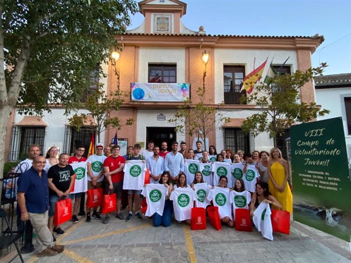 Jóvenes del campo voluntariado Internacional IAJ intervienen en Cueva Malalmuerzo de Moclín (Granada).
