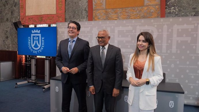 El presidente del Cabildo de Tenerife, Pedro Martín, el presidente de Cabo Verde,  José María Pereira Neves y la consejera de Acción Exterior, Liskel Álvarez