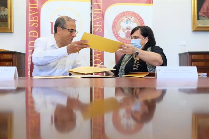 El rector de la US, Miguel Ángel Castro y Concepción Guerrero, en representación de la Asociación Dante Alighieri