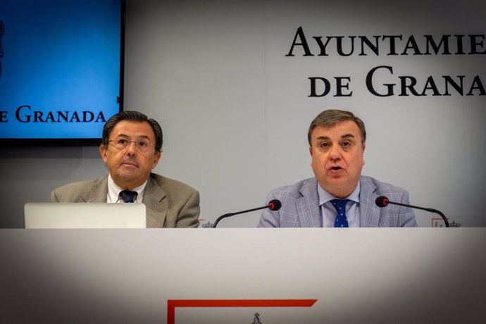 Los concejales del PP en el Ayuntamiento de Granada Francisco Fuentes y Carlos Ruiz Cosano.