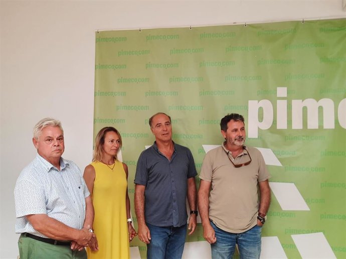 El presidente de Pimeco, Toni Fuster, junto con otros miembros de la junta directiva antes de comenzar la rueda de prensa.