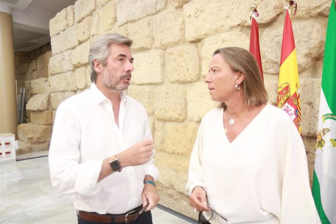 Isabel Albás habla con Miguel Ángel Torrico en el Ayuntamiento.