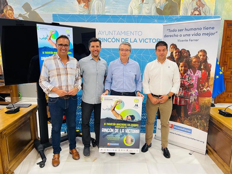 Rincón de la Victoria acoge el 13 de agosto la IX Travesía Brazadas Solidarias Acantilados