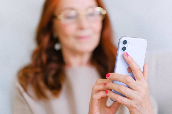 Una mujer mayor utilizando un 'smartphone'