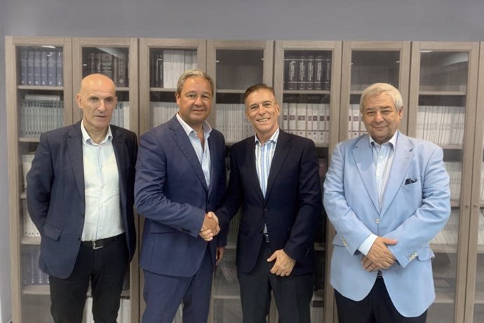 El presidente de Grupo Altia, Constantino Fernández (2i) junto a los directivos de Wairbut Federico Muñoz (1i) , Gerardo Cañibano (2d),  y Pedro Calero (1d)