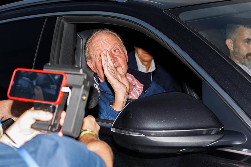 Archivo - El Rey emérito Juan Carlos I a su salida de Madrid con dirección Abu Dabi tras su visita a España, en el Aeropuerto Adolfo Suárez Madrid-Barajas, a 23 de mayo de 2022, en Madrid (España).