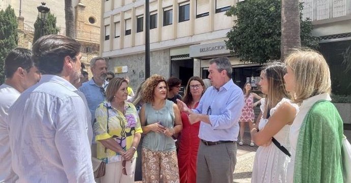 El secretario general del PSOE-A, Juan Espadas, junto a los socialistas onubeneses.