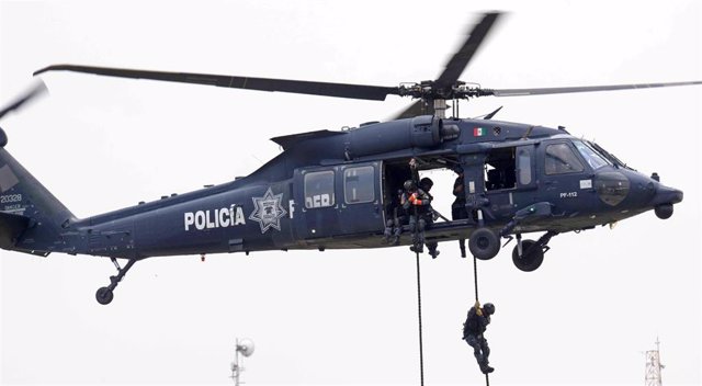Policía Federal de México a bordo de un helicóptero Black Hawk