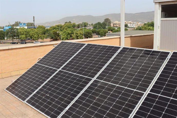 Los paneles solares instalados en el IES Zoco.