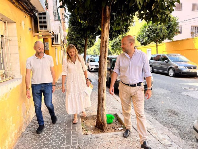 La portavoz municipal de Vox, durante una visita al barrio de Los Pajaritos.