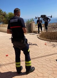 Bomberos de Alicante ponen a prueba el rescate en el mar con drones para salvar vidas con un simulacro