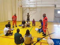 El 061 entrena en primeros auxilios a monitores de Kitsesurf y deportes náuticos de Tarifa en Cádiz
