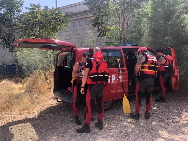 Efectivos del SEIS que han participado en la búsqueda del joven desaparecido en el río.