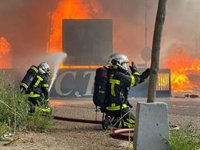 Bomberos de la Comunidad trabajan en la extinción de un incendio en una chatarrería en San Fernando de Henares