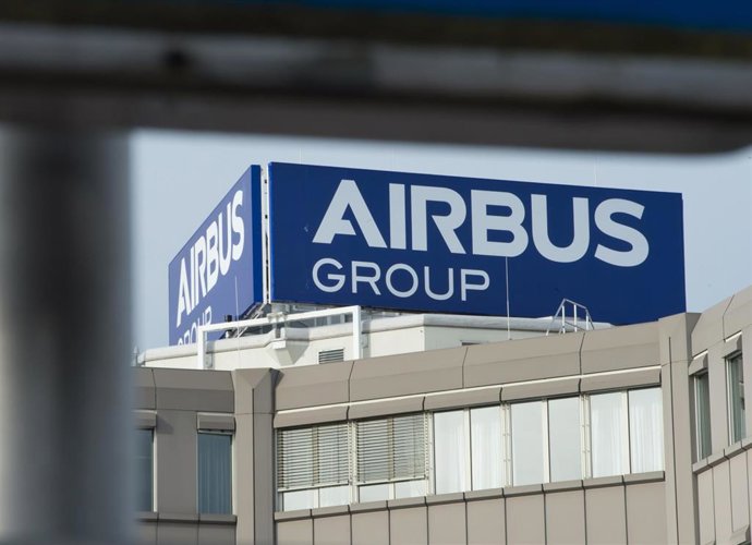 Archivo - FILED - 28 January 2014, Bavaria, Ottobrunn: A logo of Airbus Group is displayed at on one of the company's buildings in Ottobrunn. Airbus, the aircraft maker, announced that it has concluded a deal to sell sixty aircraft to Aviation Capital G