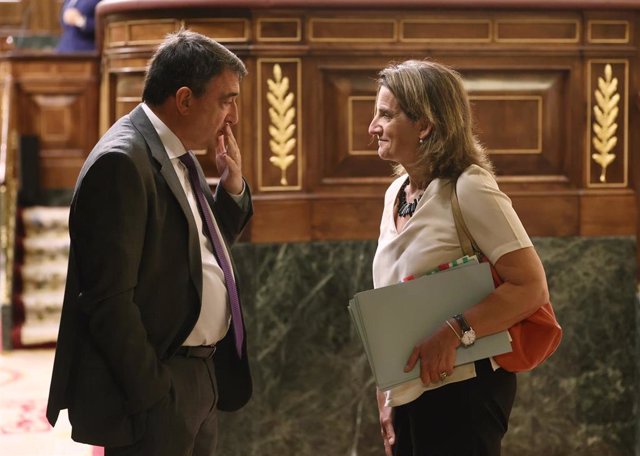 Archivo - El portavoz del PNV en el Congreso, Aitor Esteban, y la vicepresidenta tercera y ministra para la Transición Ecológica y el Reto Demográfico, Teresa Ribera, conversan en una sesión plenaria, en el Congreso 