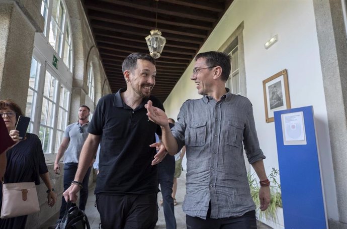 El exvicepresidente del Gobierno de España, Pablo Iglesias (i) conversa con Juan Carlos Monedero a su llegada su llegada a un curso organizado por Podemos en la 35 Edición de los Cursos de Verano Complutense (UCM) 