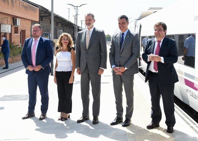 El alcalde de Mérida, la ministra de Transportes, Movilidad y Agenda Urbana, el Rey Felipe VI, el presidente del Gobierno, y el presidente de la Junta de Extremadura,posan a su llegada a la estación de Mérida
