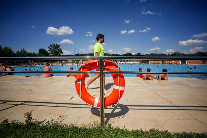 Archivo - Un socorrista en la piscina del Parque Deportivo de Puerta de Hierro