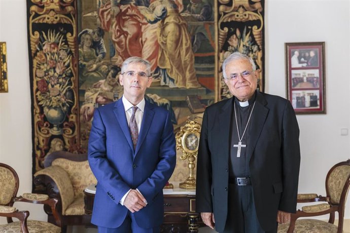 Juan Salado y Demetrio Fernandez, tras la firma, en el Obispado.