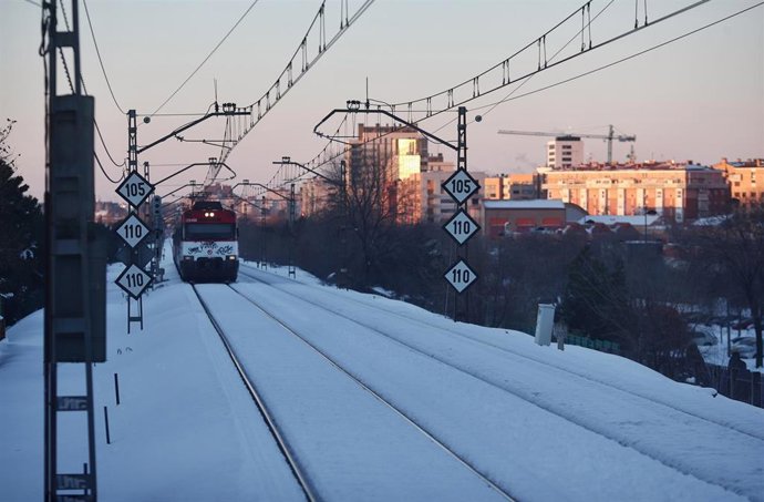 Archivo - Tren de la línea C5 a su paso por la Estación de Alcorcón rodeado de nieve, en Madrid (España), a 11 de enero de 2021. 