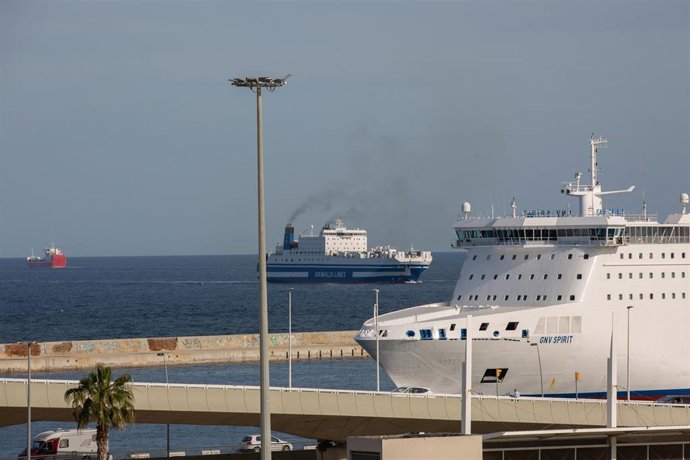 Archivo - Dos cruceros en la terminal de cruceros del Puerto de Barcelona, visto desde el Puente de la Puerta de Europa, a 30 de mayo de 2022, en Barcelona, Cataluña (España). La alcaldesa de Barcelona, Ada Colau, ha pedido a la Generalitat y al Gobiern