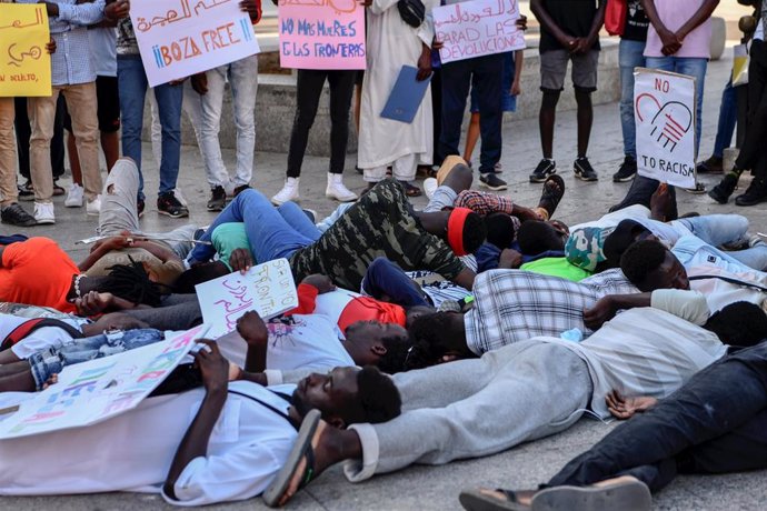 Varias personas durante una manifestación en Ceuta por los sucesos ocurridos a decenas de migrantes en Melilla el pasado 24 de junio.