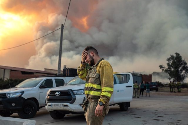 Un bombero llora en las inmediaciones del incendio de Losacio, a 17 de julio de 2022, en Losacio, Zamora, Castilla y León (España).