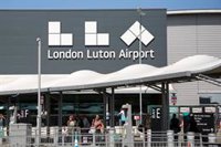 Reino Unido suspende temporalmente los vuelos en el aeropuerto de Luton después de que el calor levantase la pista