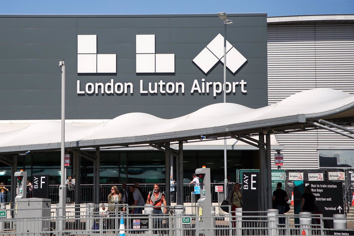 UK temporarily suspends flights at Luton airport after heat lifts runway