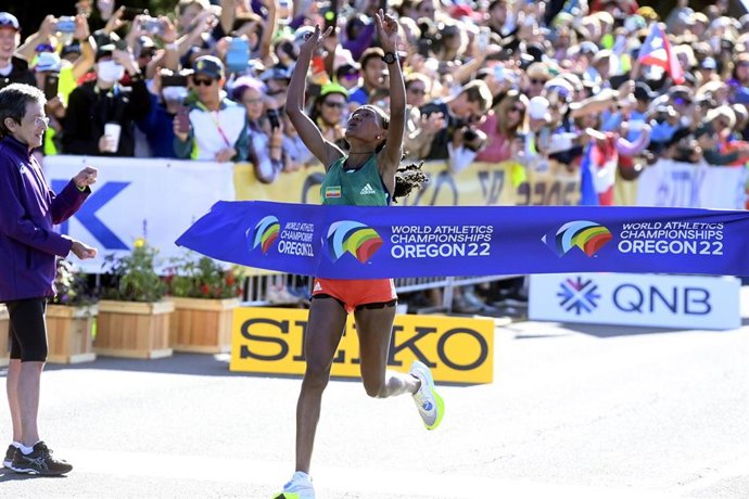 La atleta Gotytom Gebreslase gana el oro en maratón en el Mundial de atletismo al aire libre de Eugene 2022.