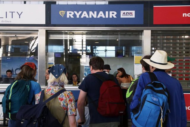 Varias personas se acercan a las ventanillas de la compañía aérea Ryanair que durante estos días los trabajadores de dicha empresa están huelga por sus condiciones laborales en el aeropuerto Costa del Sol en la capital, a 1 de julio de 2022 en Málaga (And